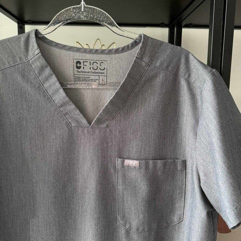Figs Men’s Chisec Graphite Grey Three-Pocket V-Neck Short Sleeve Scrub Top Large - Picture 2 of 8